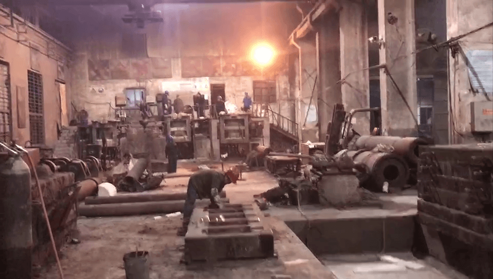 夜已很深了，江蘇江河機械生產(chǎn)車間依舊一片繁忙景象