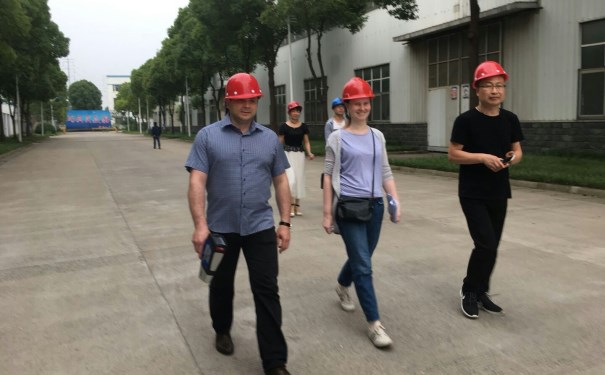 江蘇江河技術(shù)總監(jiān)與俄羅斯客戶去車間